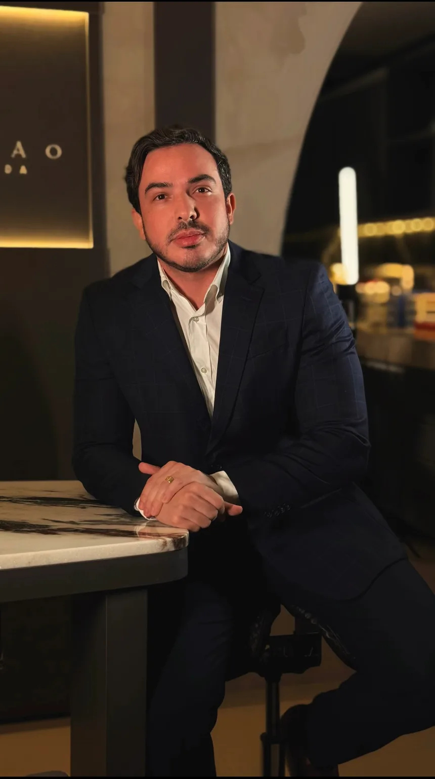 Dr. Felipe Falcão, especialista em implantes e prótese, na clínica em Ouricuri